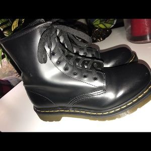 DR. MARTENS PREOWNED SIZE 9 GREAT CONDITION